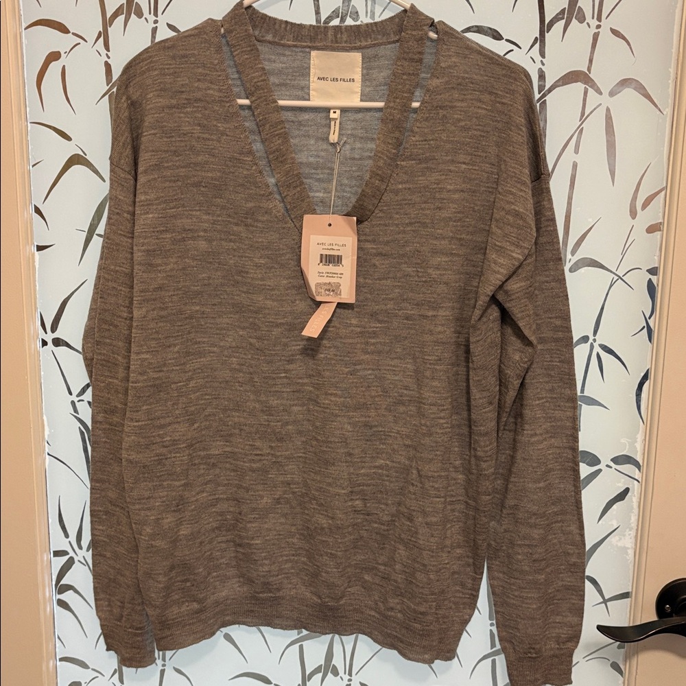 NWT AVEC LES FILLES SWEATER